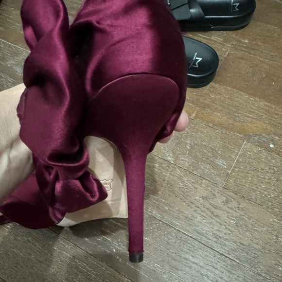 Shoes Leon Max leather, Chloe Burgandy satin bow open…like new, size 9 1/2 - Picture 4 of 5